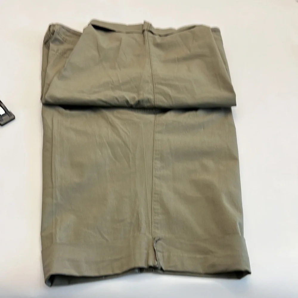 Dkny cotton blend Bermuda/Cargo shorts NWT size 10 green color